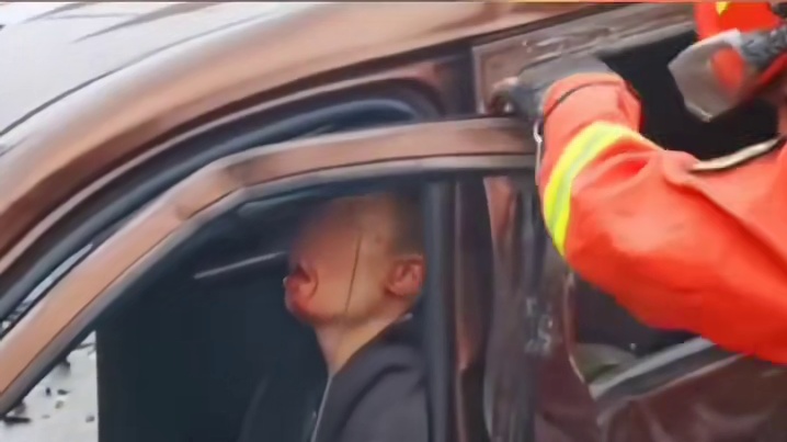 面包车“夹缝”超车，造成三车相撞，网友：还活着，不错了。