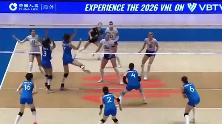 中国女排香港站3-0横扫乌克兰，强势拿下胜利