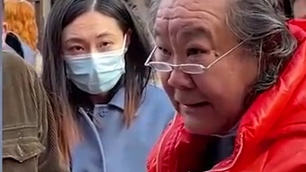 大爷中招了？摊主出题考大爷，把老爷子哄开心了价都没砍！