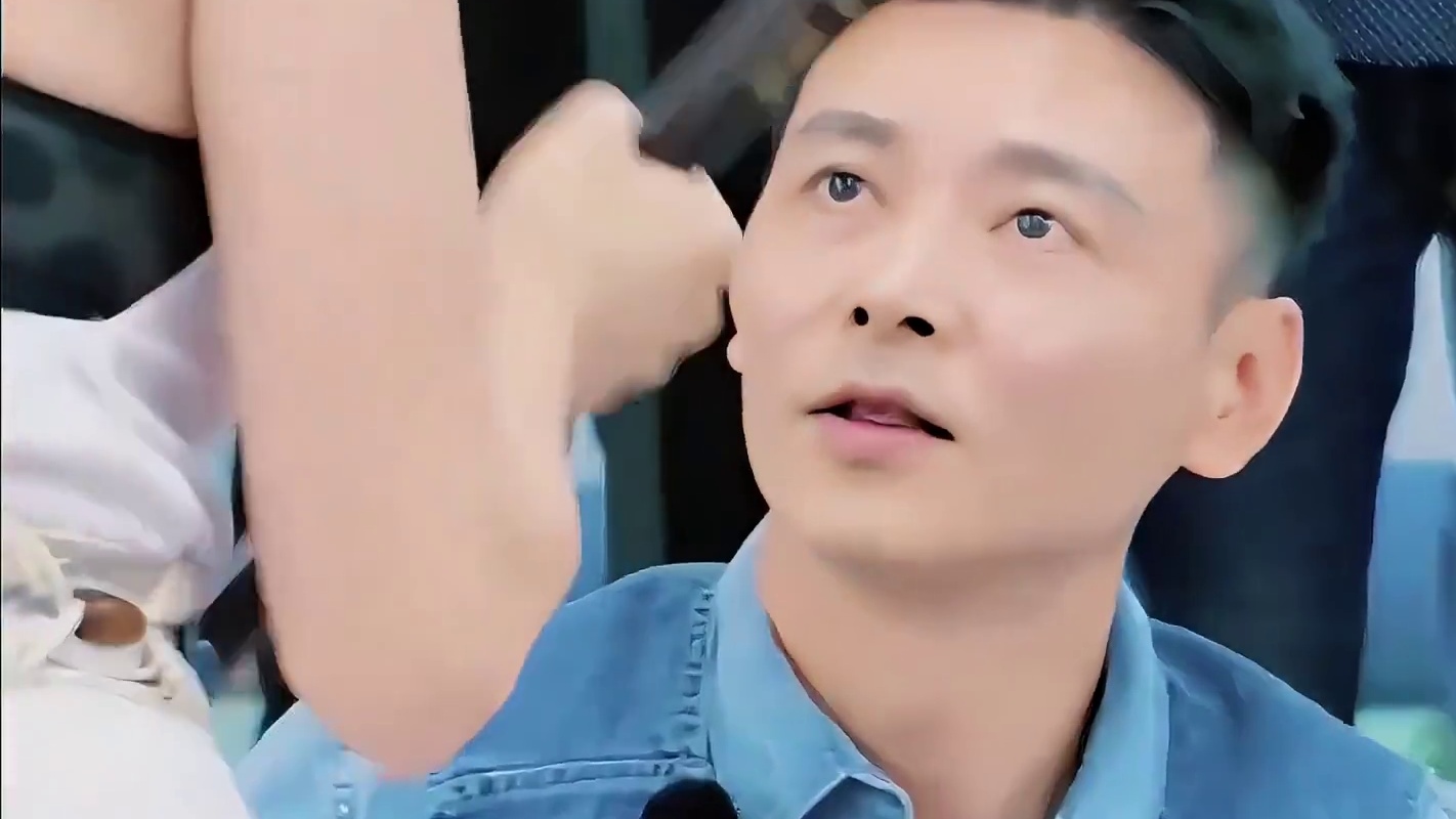 张晋：中年夫妻亲一口，噩梦能做好几宿…哈哈哈