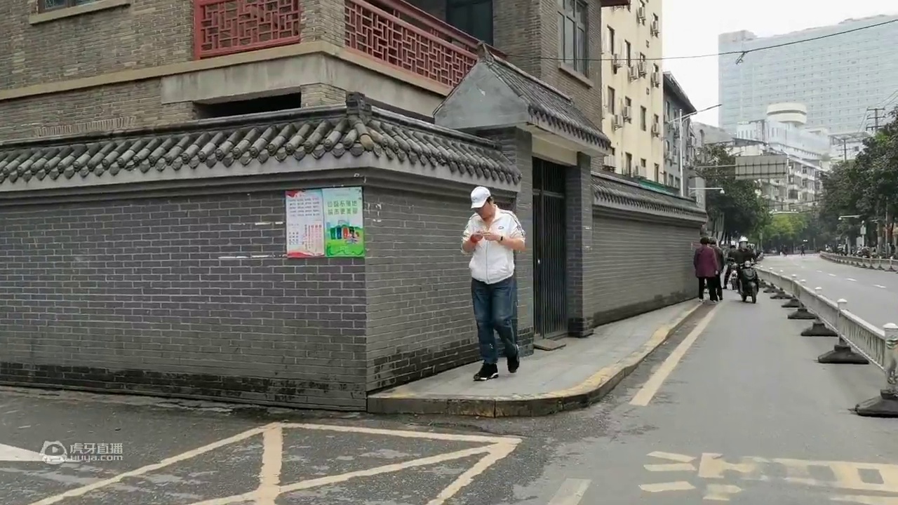 江西南昌“特霸气”的钉子户，占据市区主干道多年，但无人敢拆！