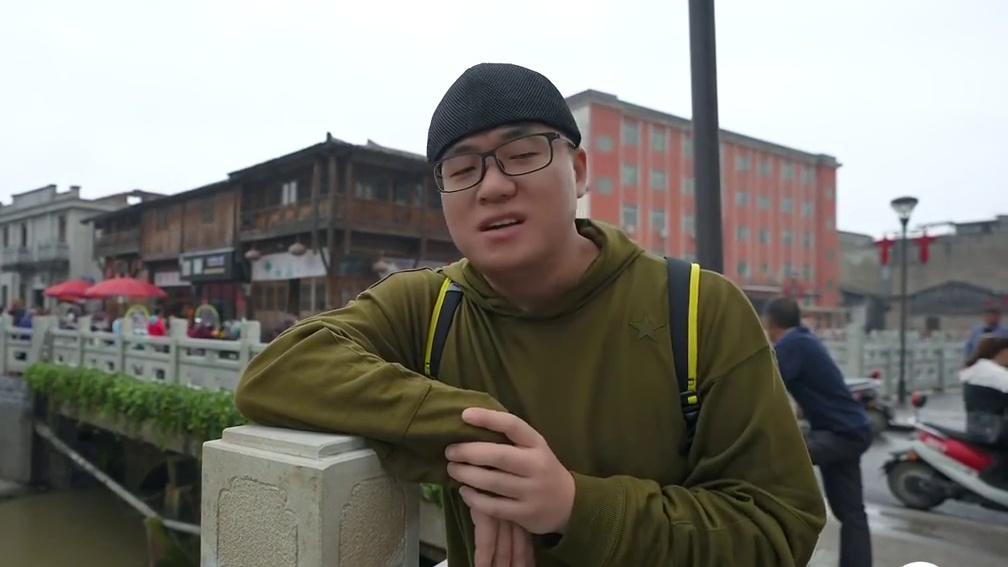 江西铅山美食，街头经典老味道，千年河口古镇，阿星吃灯盏果烫粉