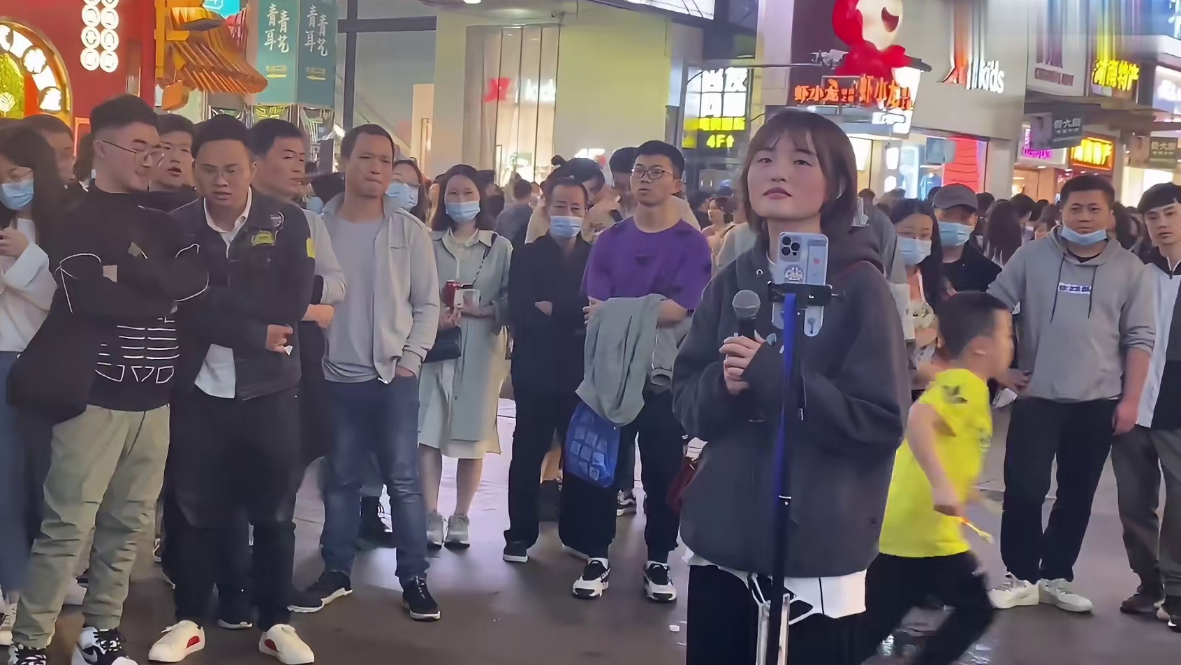 开口跪!!!街头撕心裂肺演唱《囚鸟》!!!大叔们惊呆了