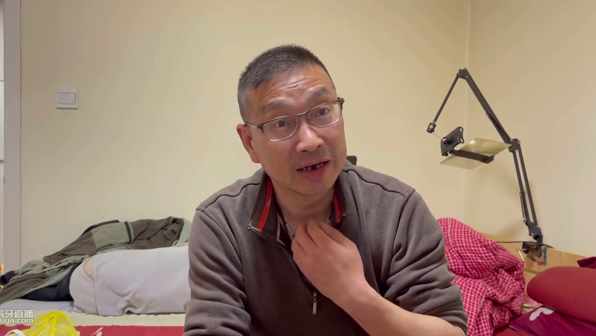 上海兄妹俩都争着给父亲养老送终，是孝顺还是为了钱？
