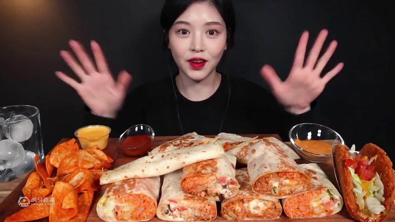 韩国小姐姐吃墨西哥塔可饼 玉米煎饼 三角玉米饼