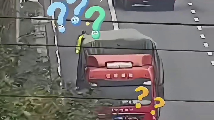 奇葩司机应急车道停车，竟然当着交警的面顺走他人货物
