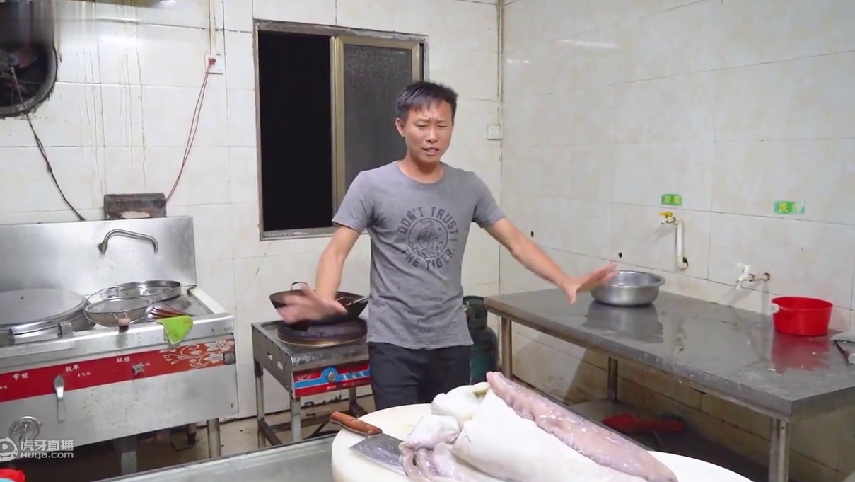 45一斤比盆还大的墨鱼王，一刀切开全是肉，Q弹爽口不够4个人吃
