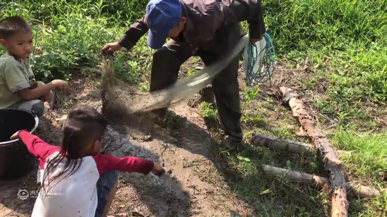 来少数民族村寨与当地村民撒网捕鱼，好不容易才弄到几条小鱼