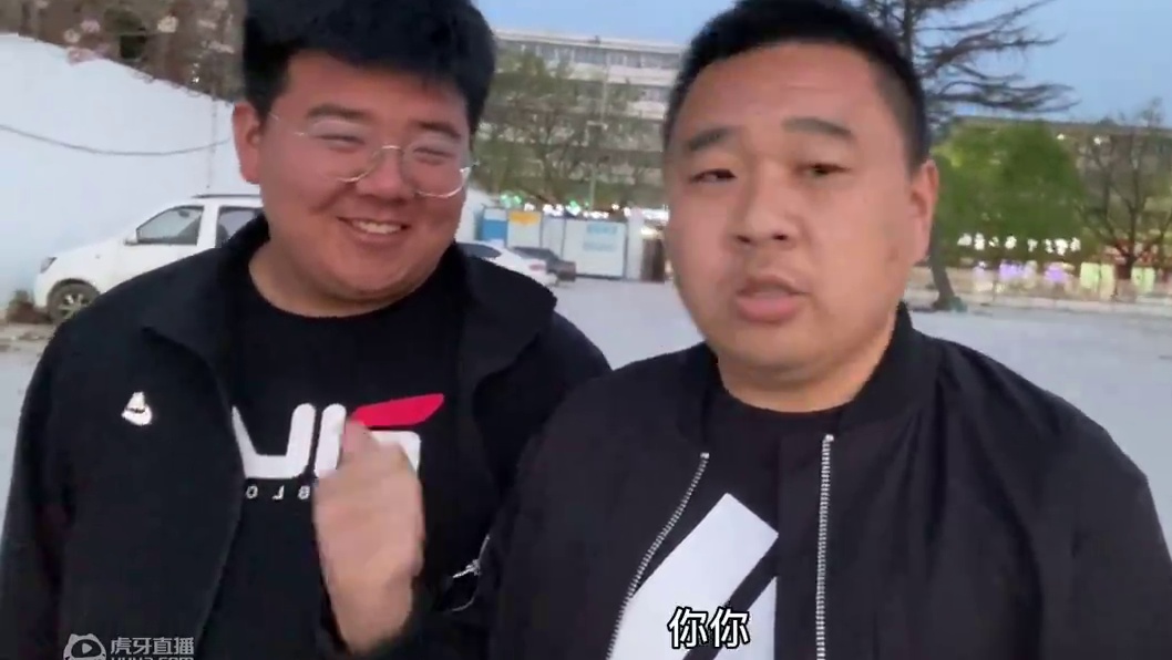 小马和师傅小烧烤走起，嘴上说不喝酒，却还嫌给他倒的少