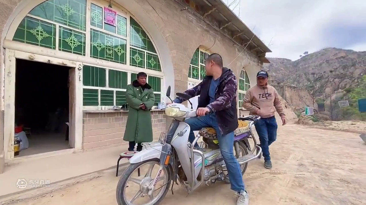 追逐陕北羊倌，羊肠小道悬崖峭壁，黄土高坡放羊新体验