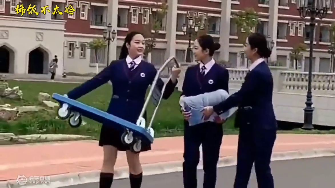 狗：多大仇啊，你要这样对我，我可不会游泳！搞笑配音