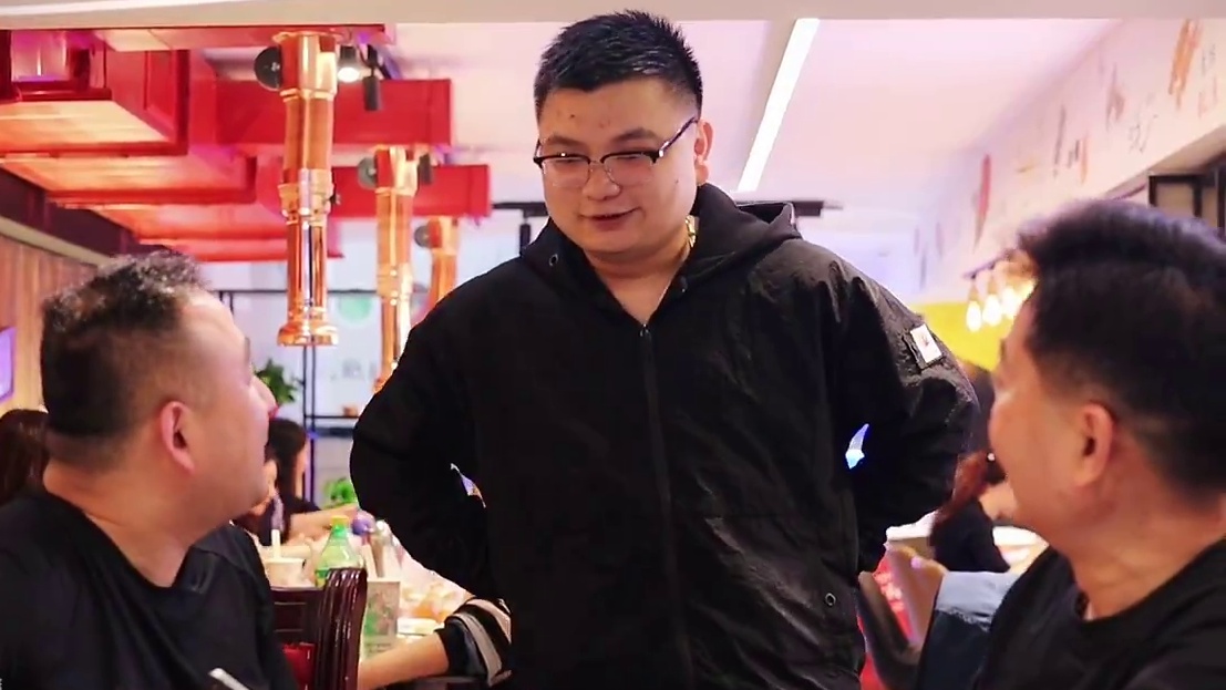 三个酒鬼吃烧烤，5斤多的大羊腿烤的滋滋冒油一口肉一口酒，爽！
