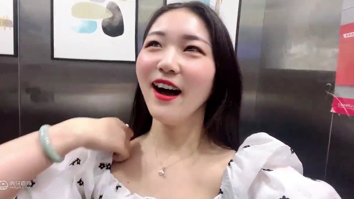 姐姐坐高铁几百公里去恶搞表弟，假装快递到货，让他多叫几个同学