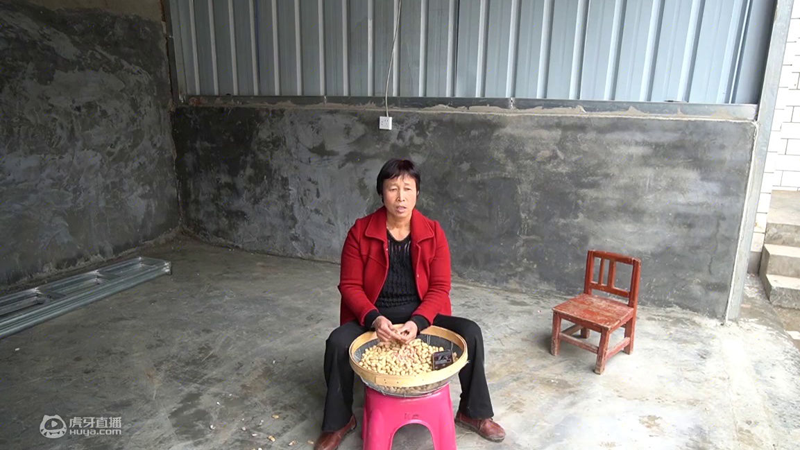 妈妈让可可帮忙剥花生，小光请可可喝饮料，妈妈为什么把小光赶走
