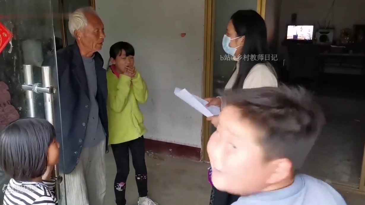老师带一群人冲进我家！告诉爷爷 “让我不要到河边，里面的水深 我把握不住”