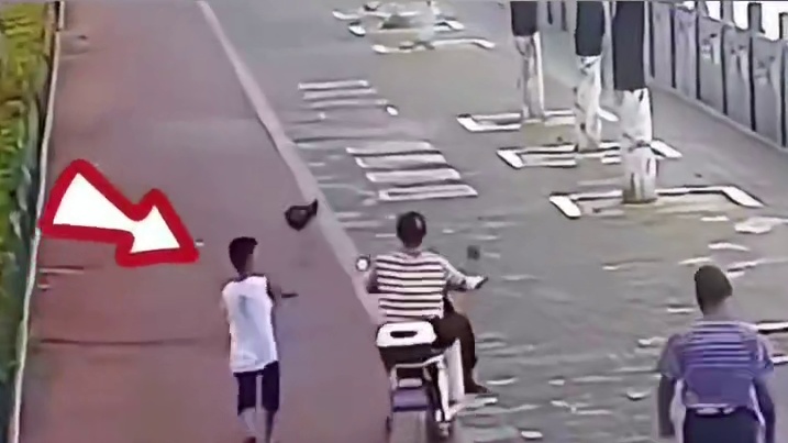 这个电动车真够倒霉的