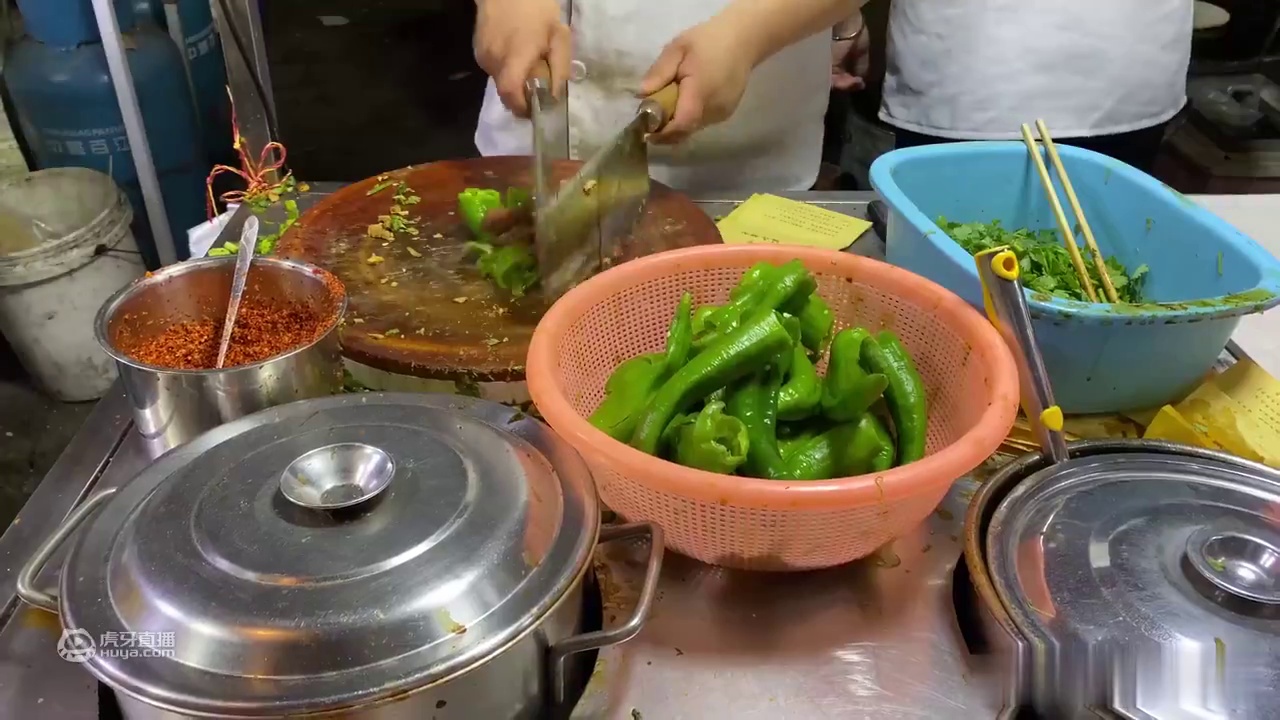 学校门口的小吃摊 三江学院夜市小吃 鸡蛋汉堡 车轮饼 钵钵鸡 肠粉 水果双皮奶~