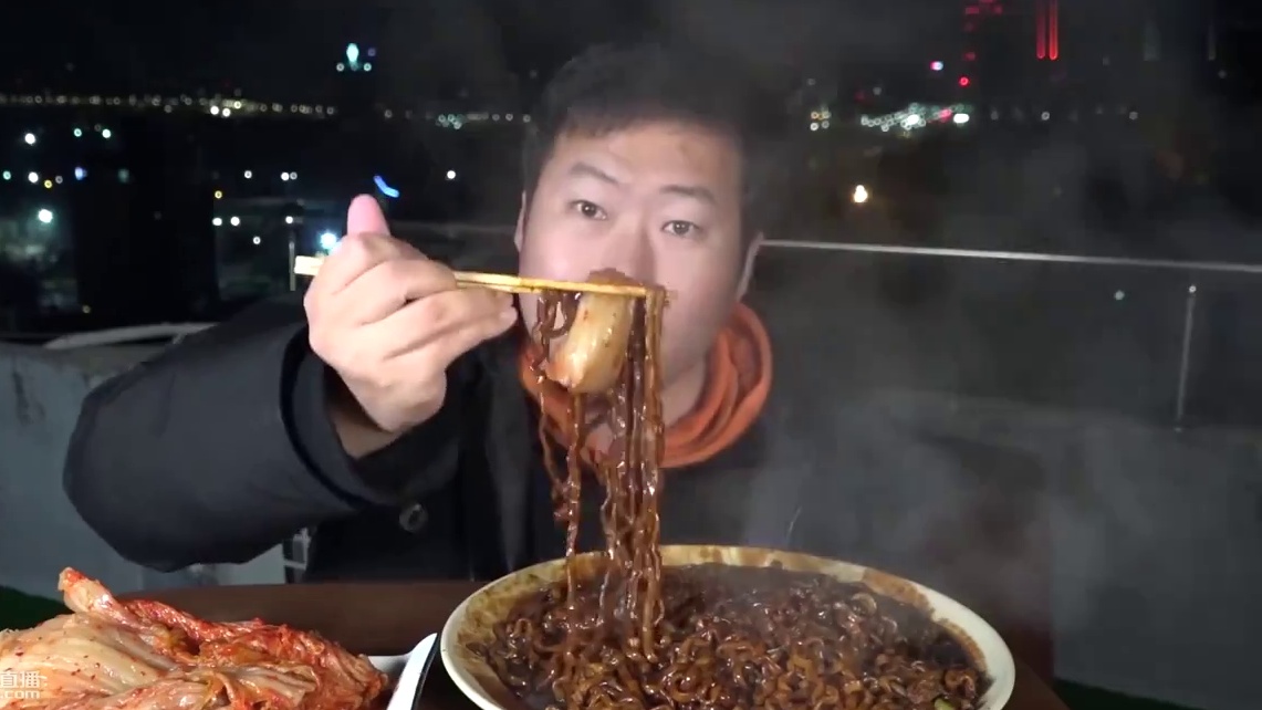 一人在户外吃温暖浓郁的炸酱面，搭配泡菜，香的把嘴都烫住了！