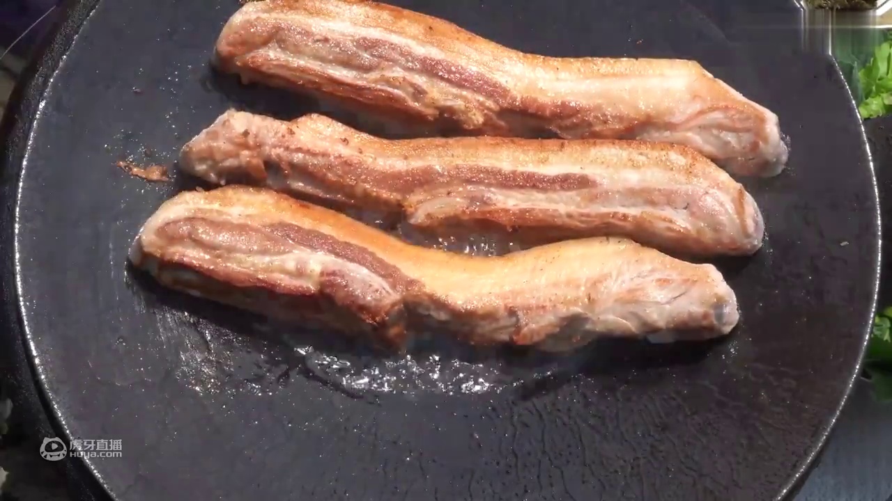 在户外和帅哥享用烤肉，口感外焦里嫩，最后的汤汁做炒饭真满足！