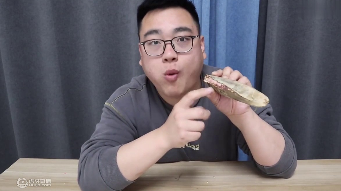 挑战用嘴啃光一条鲣鱼干，世界上最硬的食物？不过如此啊