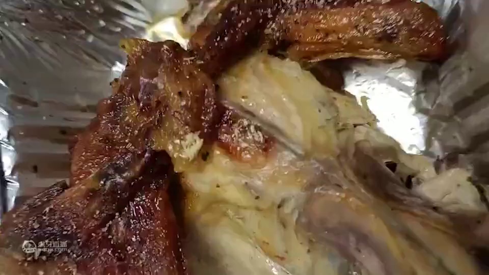 女子买手扒鸡称吃出虫卵，店家：是粘上的面包糠，已为顾客退单