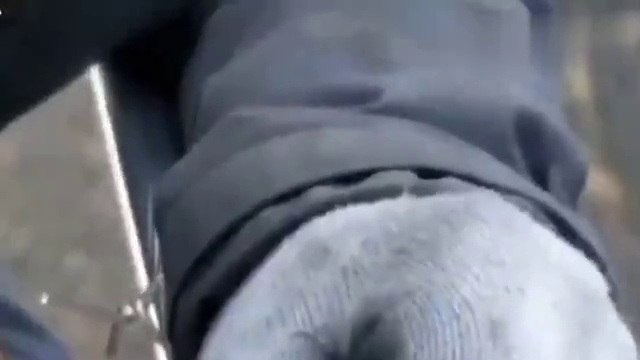 他们不是杂技演员，却在踩钢丝，不是极限运动员，却时不时的呆在百米高空，他们好多都是农民工，干一天活拿