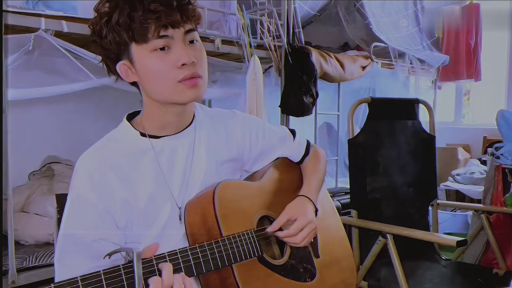 男生宿舍翻唱豆荚的《Kiss Me More》是什么感觉？给孩子唱脸红了都