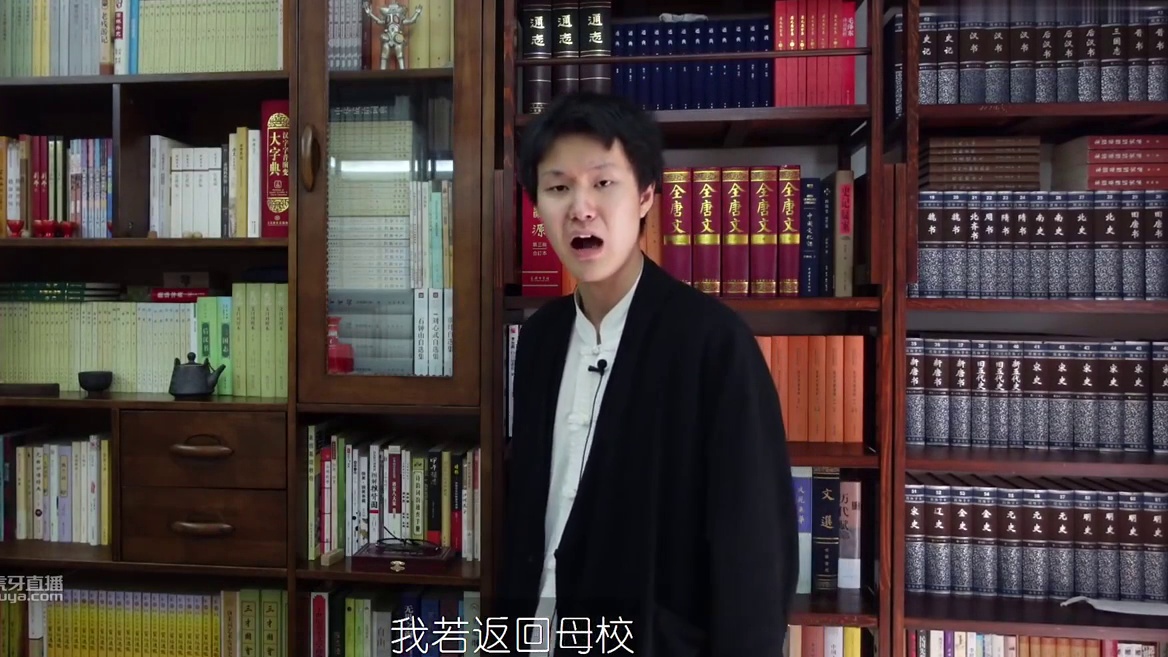 50万粉丝up主重返高中校园，被学妹团团包围！！
