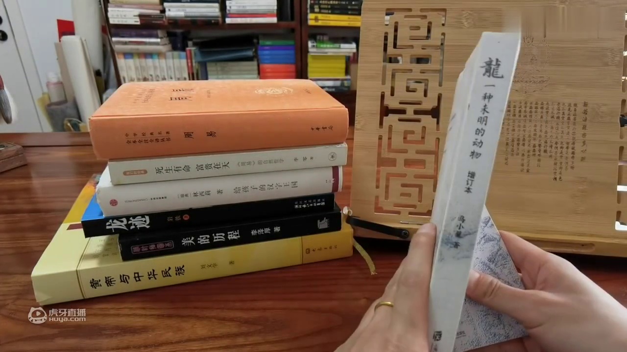 到底有没有龙？生活在哪？怎么飞？为何只在中国？龙须为什么那么长？龙鳞为何五颜六色？本期推荐书籍《龙，
