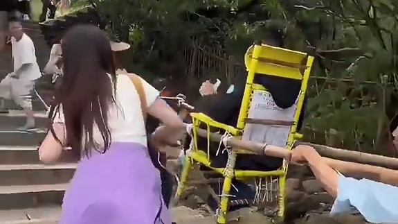 黄山上人力轿引发争执，女子用登山杖打轿子并斥责“钱别付！”
