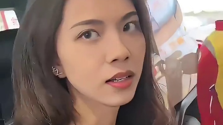 女友为男子汽车加满油，脸上的笑容逐渐消失，网友：女生真硬气