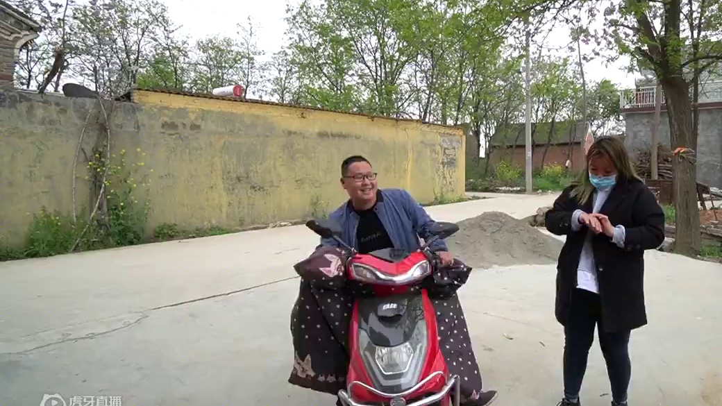 小光去镇上理发让对象掏钱，妈妈知道后说小光不懂事，对象咋解释