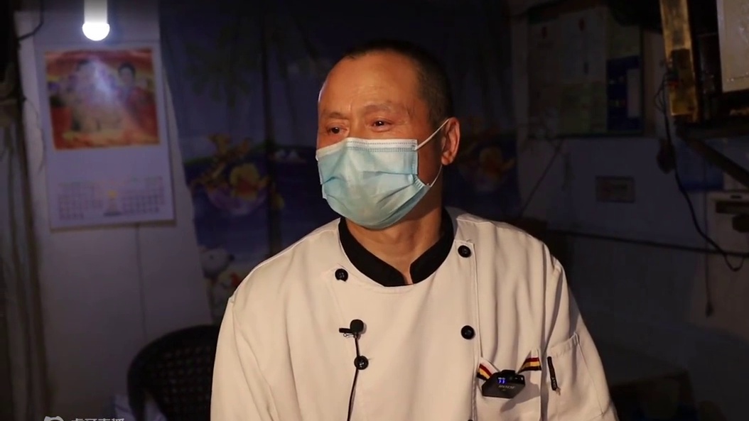 武汉拽叔卖牛杂，环境差价格高，随便吃吃上千块，打工仔量力而行