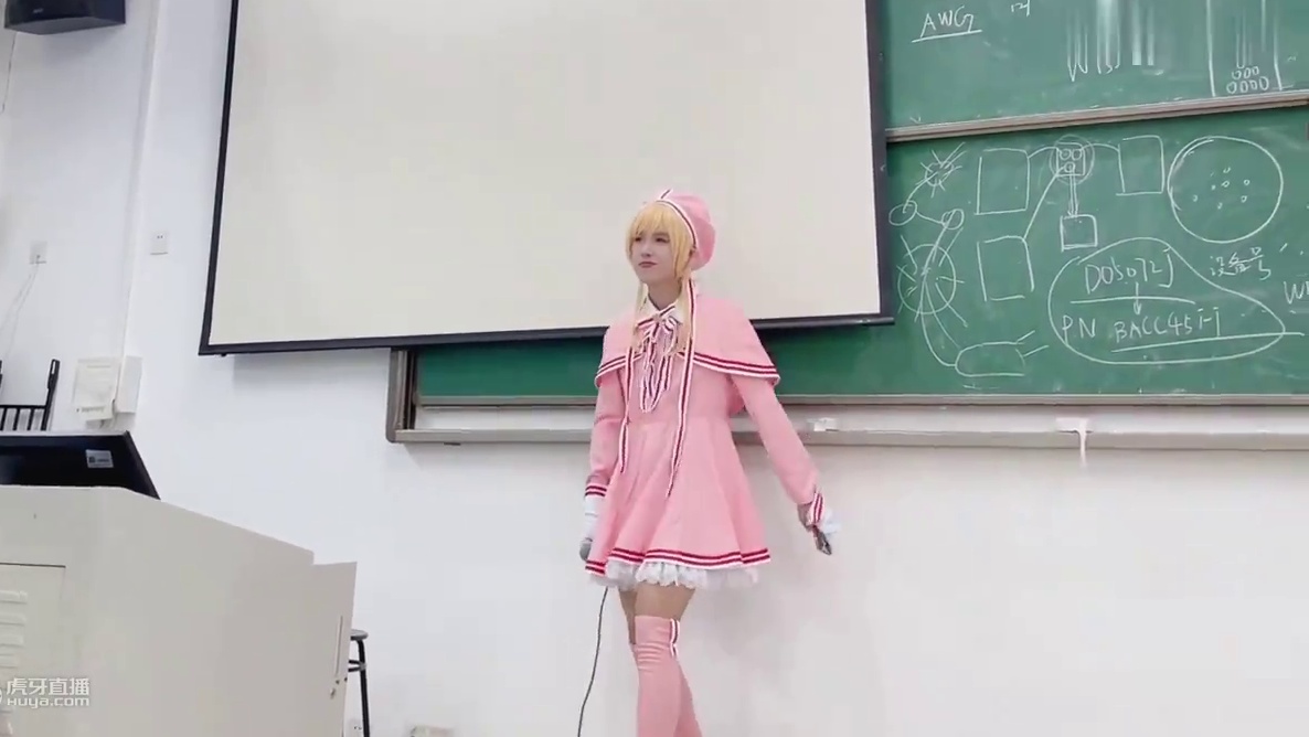 十万女装!!!男生在教室女装唱《百变小樱》公开处刑!!!