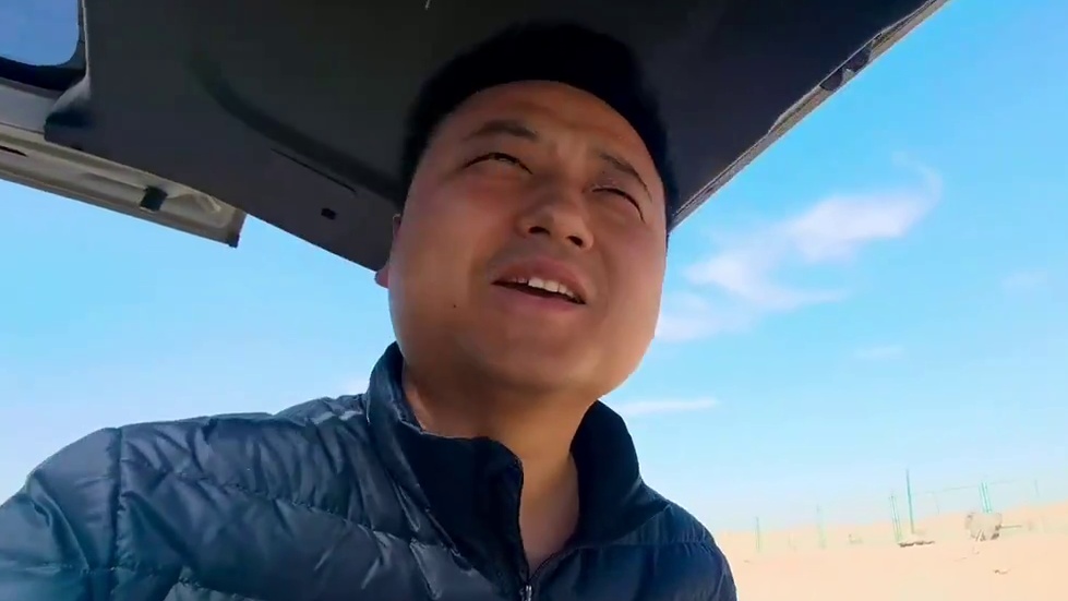 穷游小伙刚到新疆，完全和内地不一样，高速服务区厕所都没有