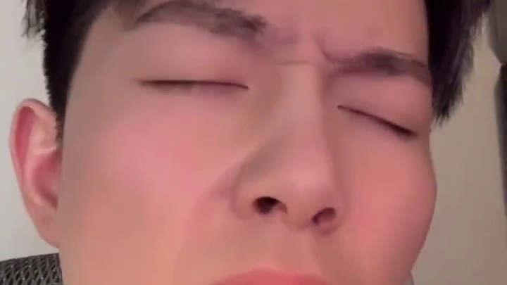 “灯光辉煌，而我想要黑暗”