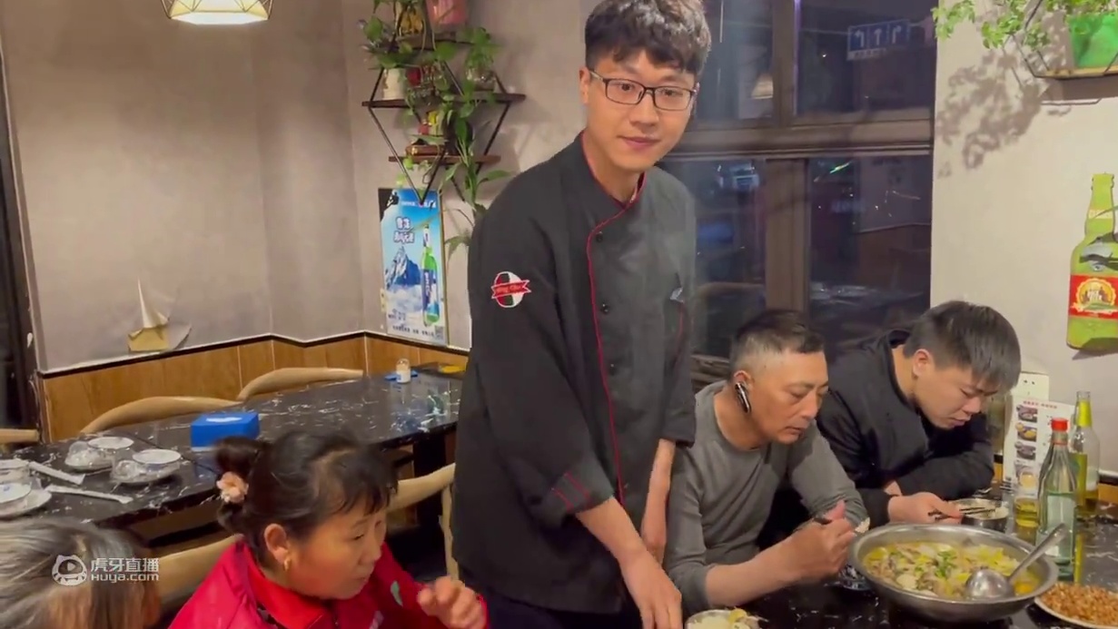 阿龙请上海露哥足疗，里面的小姐姐都抢着请阿龙吃大餐