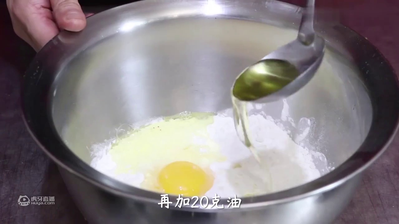 一口下去满满的都是肉，皮薄馅大焦黄酥脆，品诺阿杜教你烤包子的做法