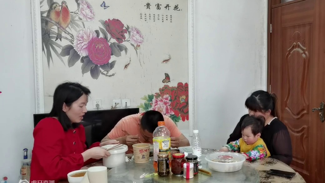江江还要打3天针，婶婶心疼坏了，把碗里的排骨都给侄子吃