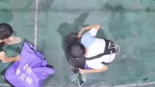 男子卸快递时突然流出腐蚀液体 仔细一看竟然是硫酸 网友：暴力卸货的要注意了