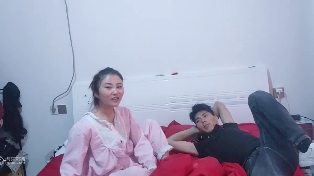 为了4双鞋，小蚊子和钱哥互挠脚心，俩人都快笑岔气了