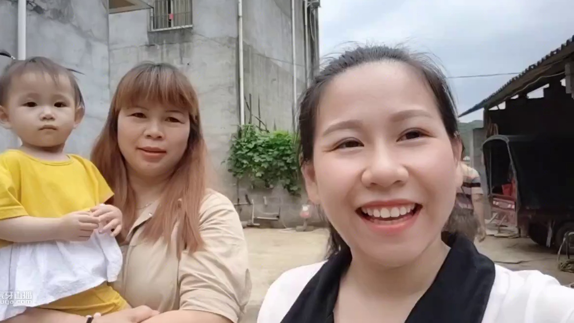 越南姐姐嫁来中国四年了，今天从南宁过来跟我玩，好开心很亲切！