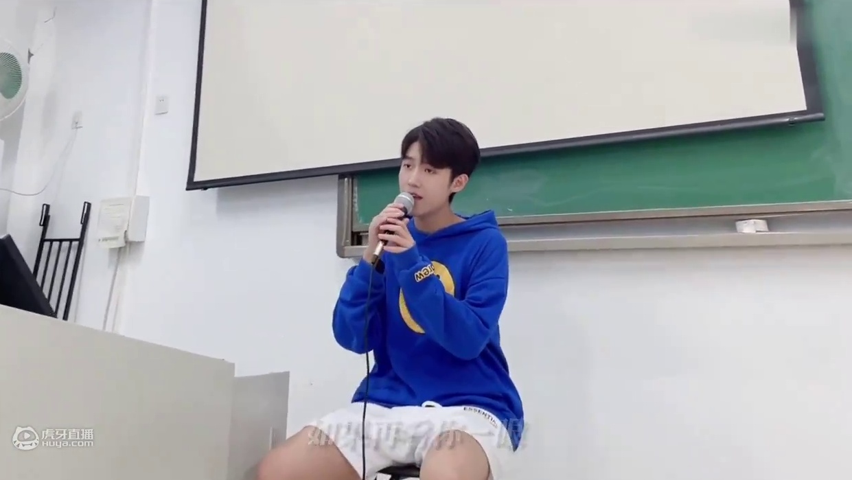 同学在教室唱许嵩《素颜》一开口多少人的青春回来了!!!
