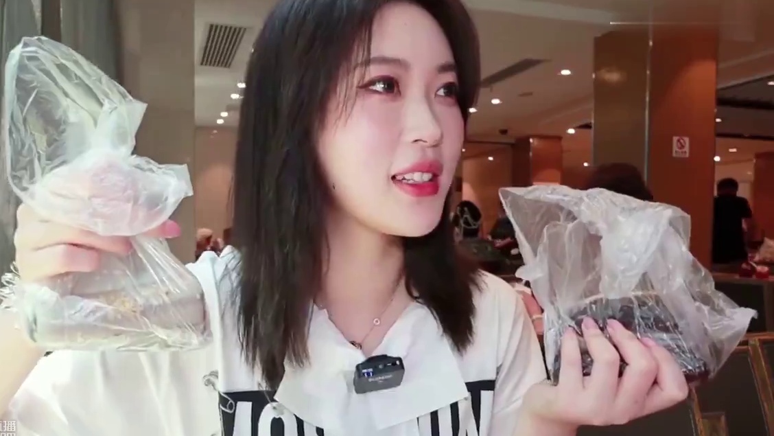 巨尴尬，饭吃一半无奈离店，打包变成路边快餐...