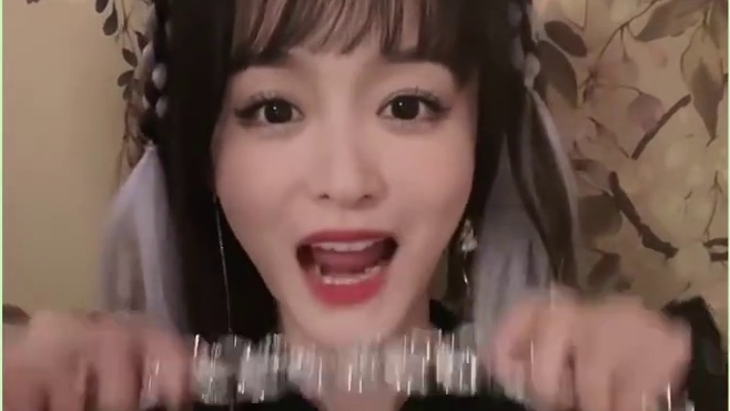 没有人能抗拒得了“蓝色战衣”，小姐姐随便一跳就涨粉两百万！