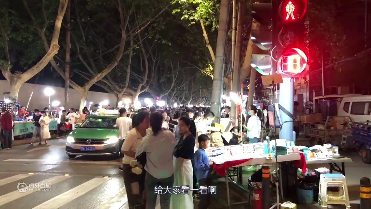 中国的夜市简直太热闹了，在澳洲根本就见不到这么多的人