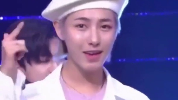 无语！刚刚音银发生的NCT DREAM放送事故：仁俊「没拿麦or没给麦」就上台了！单人镜头的时候旁边