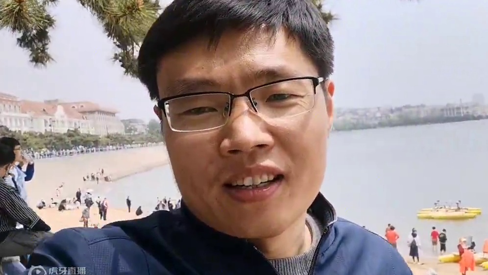 青岛最著名的景点，栈桥，今天的游客为什么这么多人，太震撼了