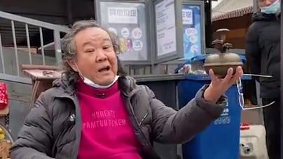 黄包车的车铃你见过吗？不用手按用脚踹，大爷玩儿上瘾了！