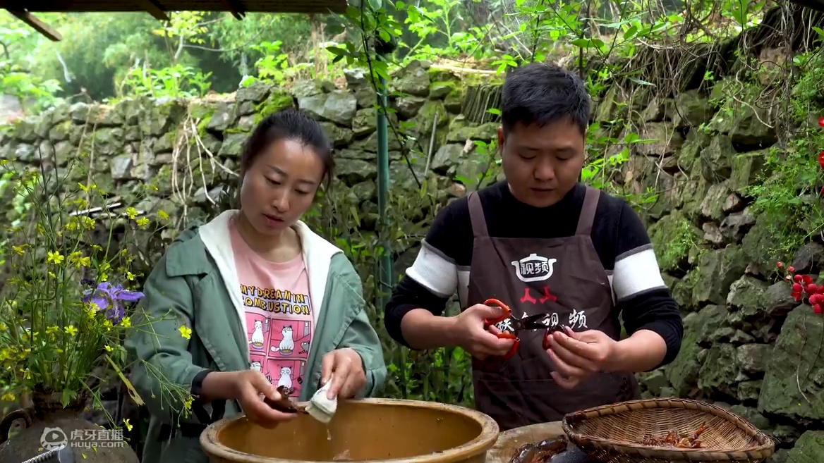 农村土灶烧“蒜蓉小龙虾”，蒜香浓郁，哥姐都说味道好极了